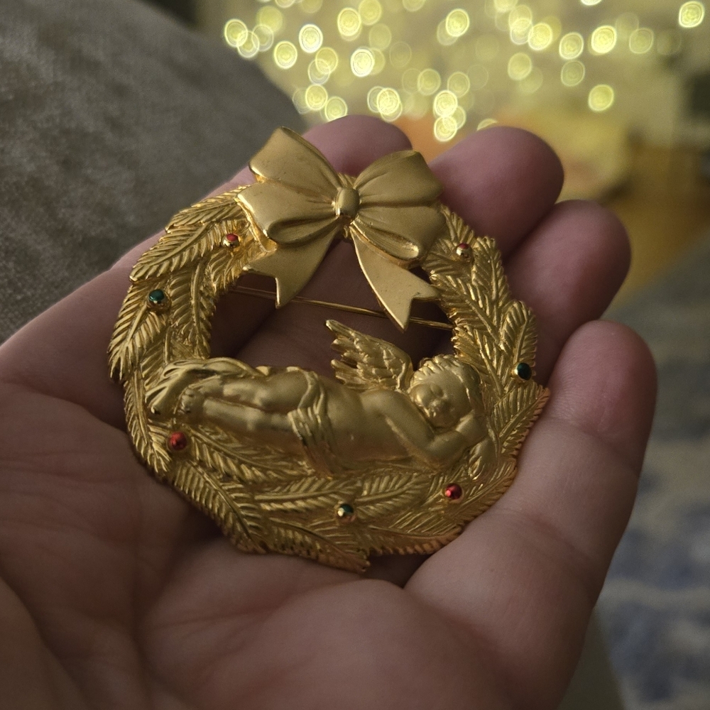 Vintage Gold Tone JJ Christmas Cherub Angel Sleeping On Wreath Pin Brooch By JJ